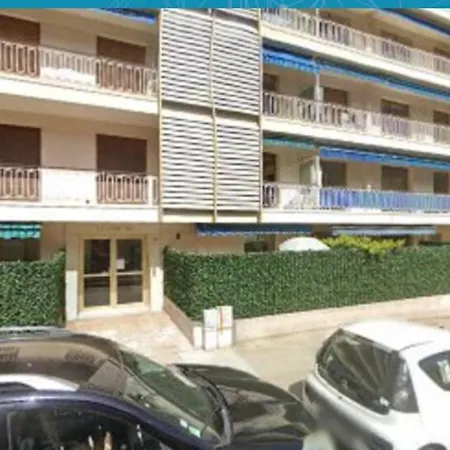 Bel Familial Traversant Αντίμπ
